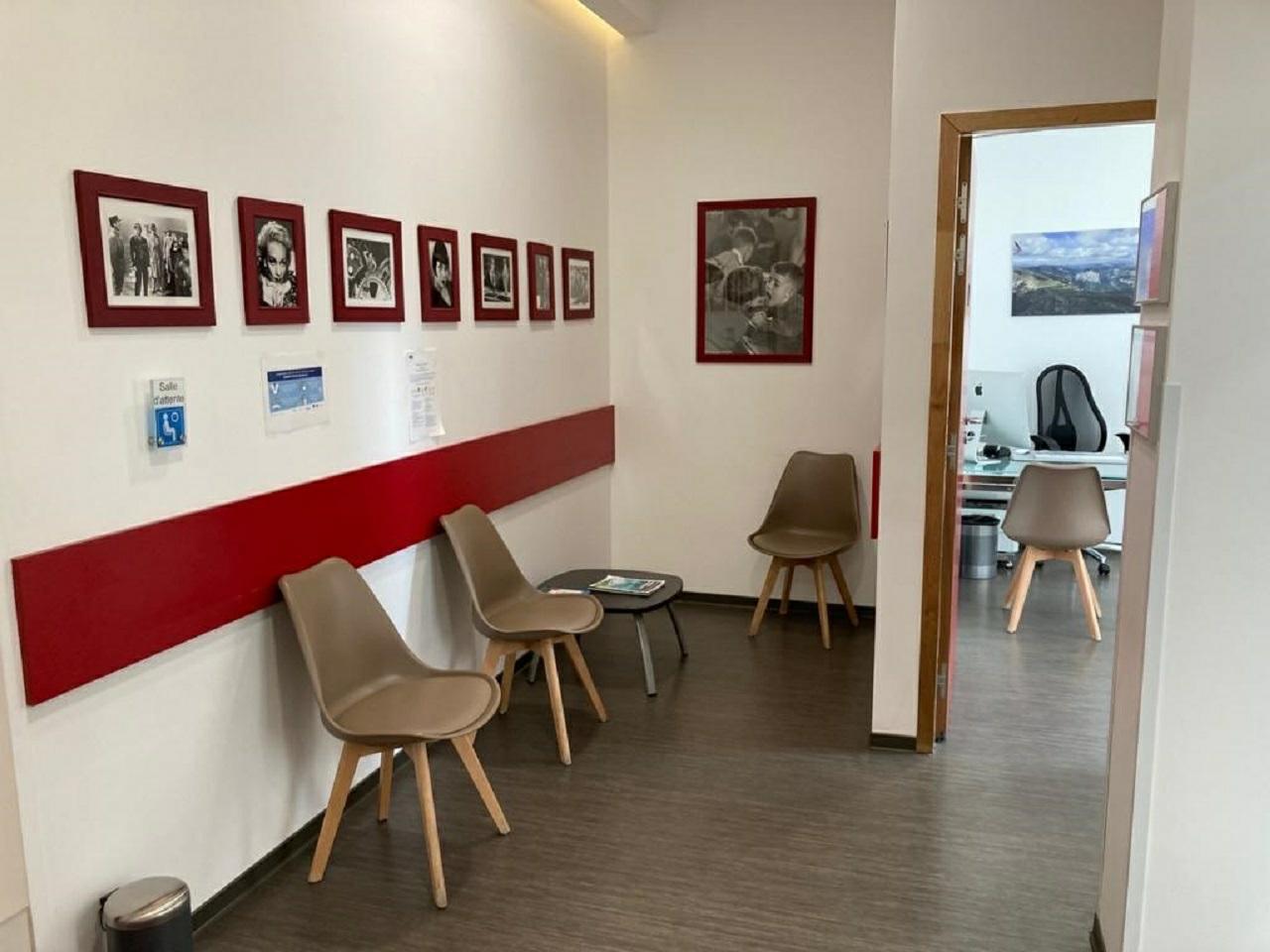 Commerce Meudon 240m² Location commerce Meudon Hauts-de-Seine OLCOM2314594 1